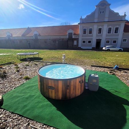 Chateau Moravany - Apartmany, Teepee A Wellness Ronov Nad Doubravou Exterior photo