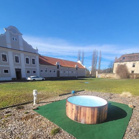 Chateau Moravany - Apartmany, Teepee A Wellness Ronov Nad Doubravou Exterior photo