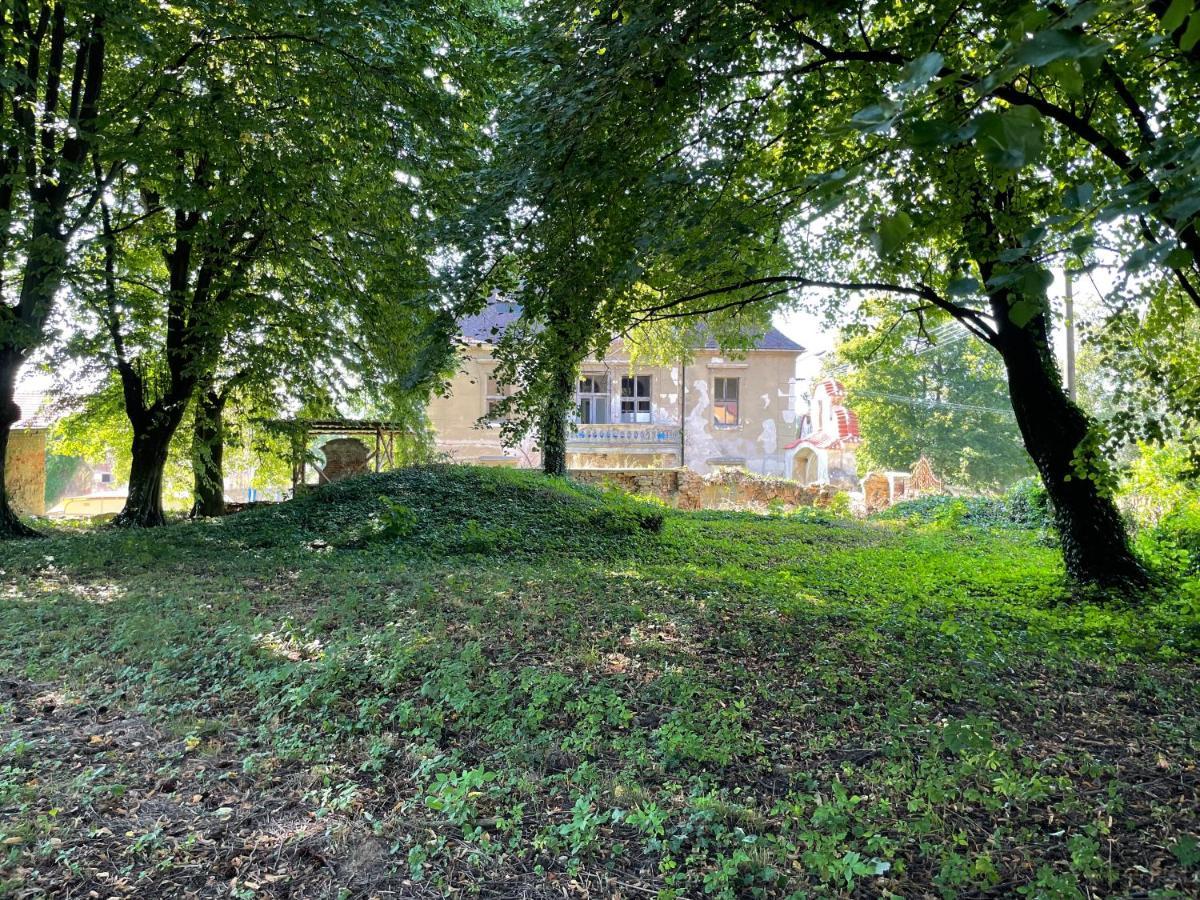 Chateau Moravany - Apartmany, Teepee A Wellness Ronov Nad Doubravou Exterior photo