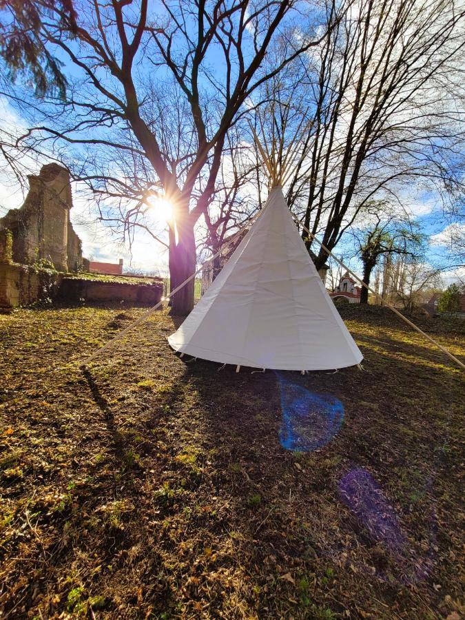 Chateau Moravany - Apartmany, Teepee A Wellness Ronov Nad Doubravou Exterior photo
