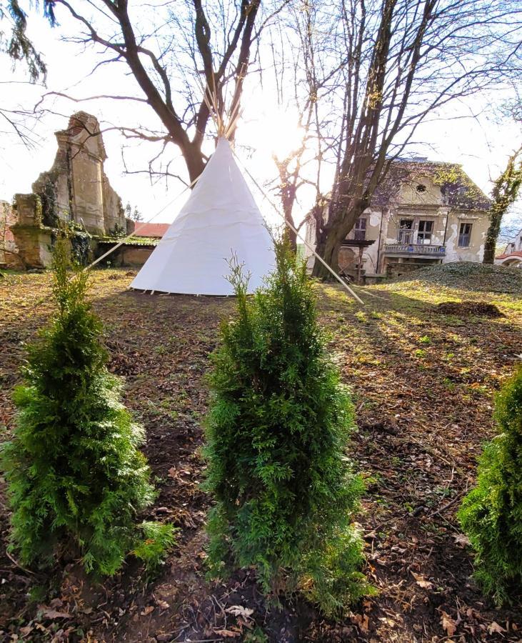 Chateau Moravany - Apartmany, Teepee A Wellness Ronov Nad Doubravou Exterior photo