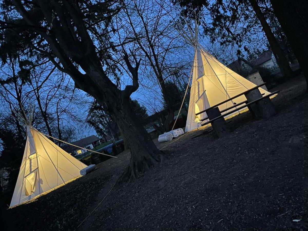 Chateau Moravany - Apartmany, Teepee A Wellness Ronov Nad Doubravou Exterior photo