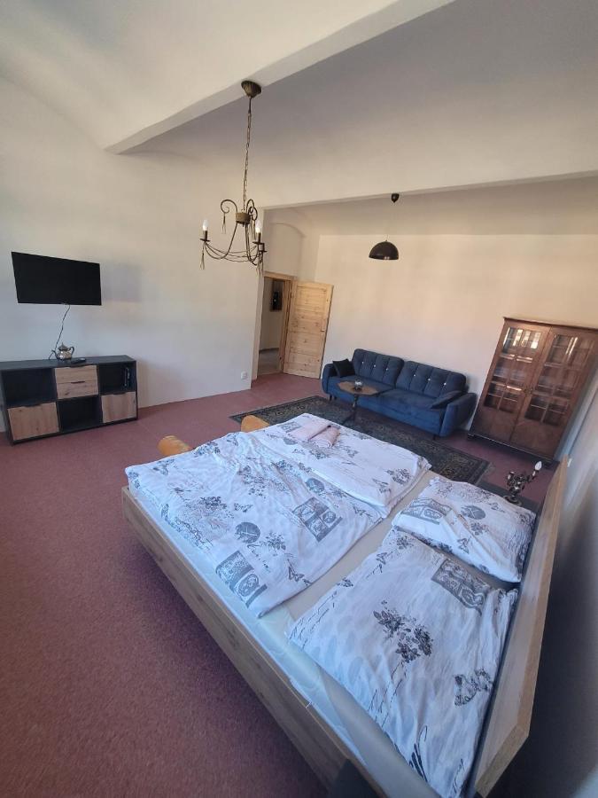 Chateau Moravany - Apartmany, Teepee A Wellness Ronov Nad Doubravou Exterior photo