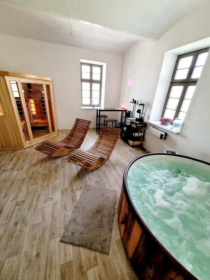 Chateau Moravany - Apartmany, Teepee A Wellness Ronov Nad Doubravou Exterior photo
