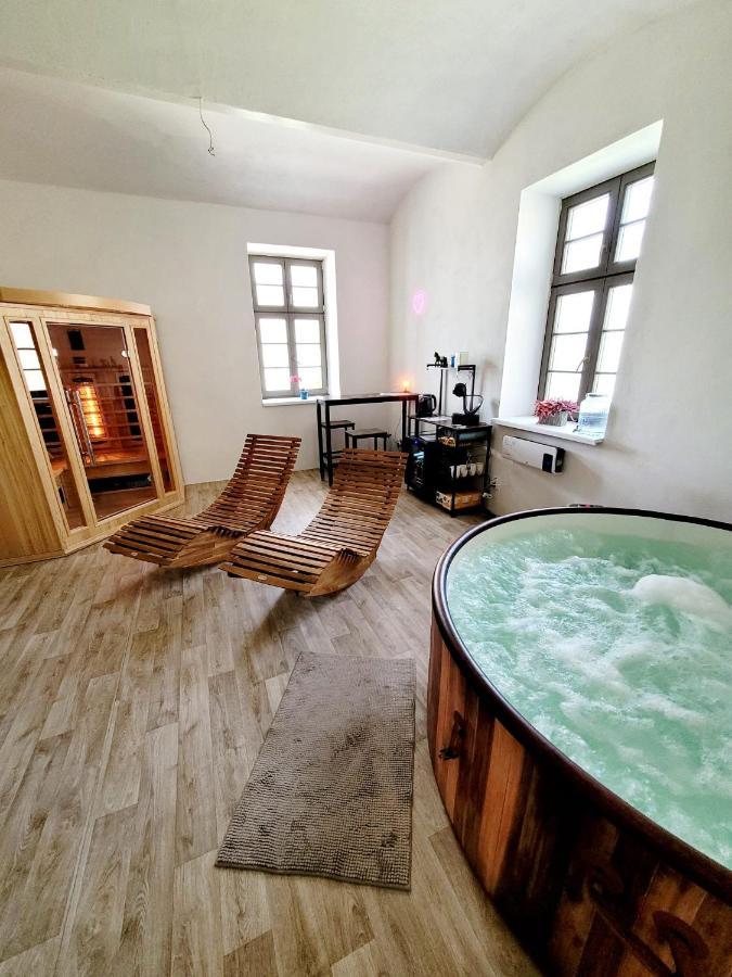 Chateau Moravany - Apartmany, Teepee A Wellness Ronov Nad Doubravou Exterior photo