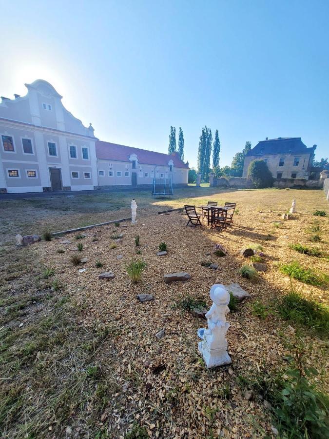Chateau Moravany - Apartmany, Teepee A Wellness Ronov Nad Doubravou Exterior photo