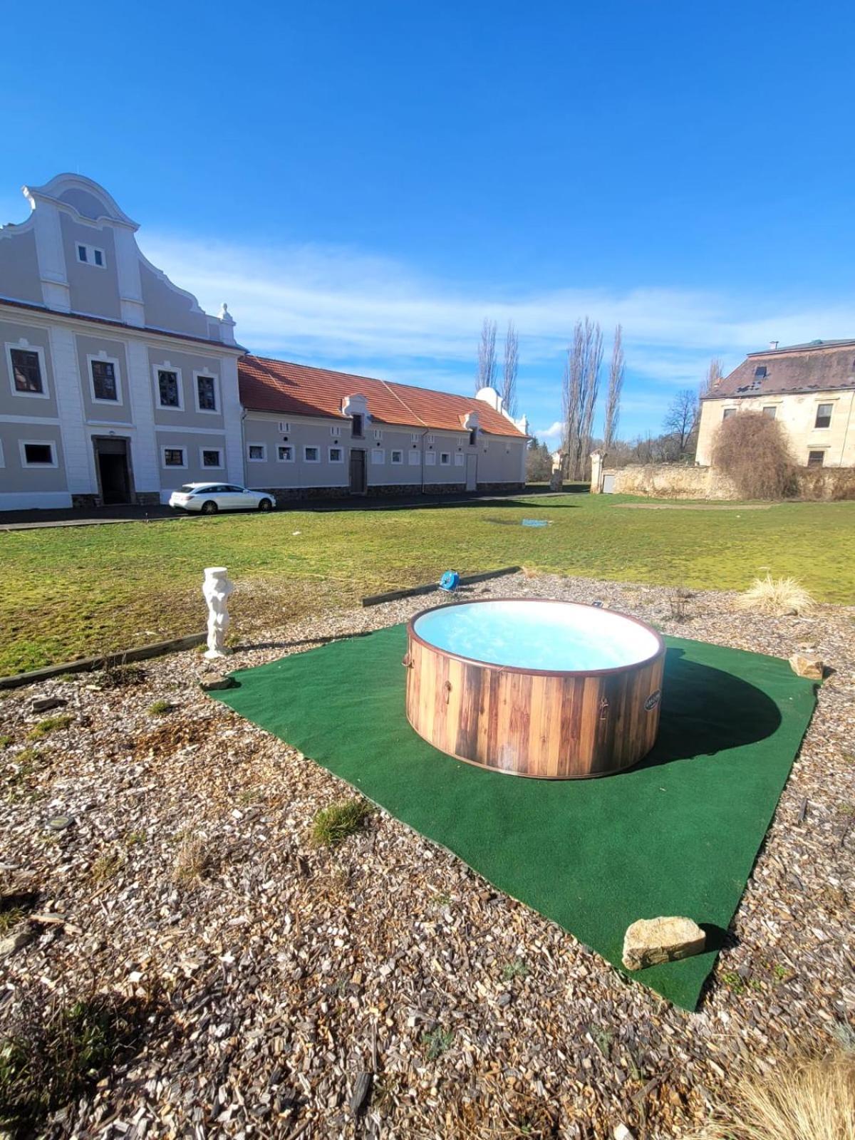 Chateau Moravany - Apartmany, Teepee A Wellness Ronov Nad Doubravou Exterior photo