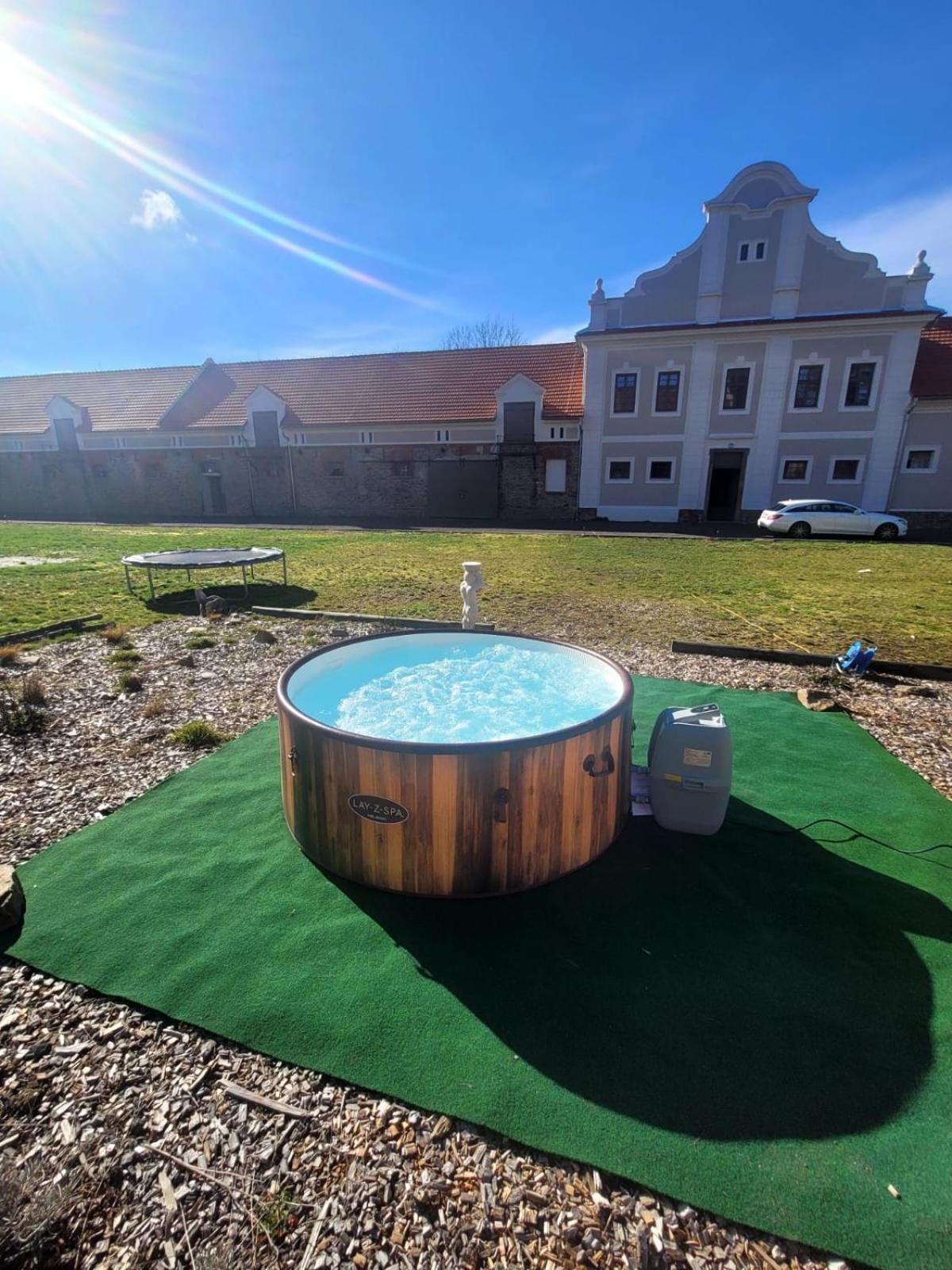 Chateau Moravany - Apartmany, Teepee A Wellness Ronov Nad Doubravou Exterior photo