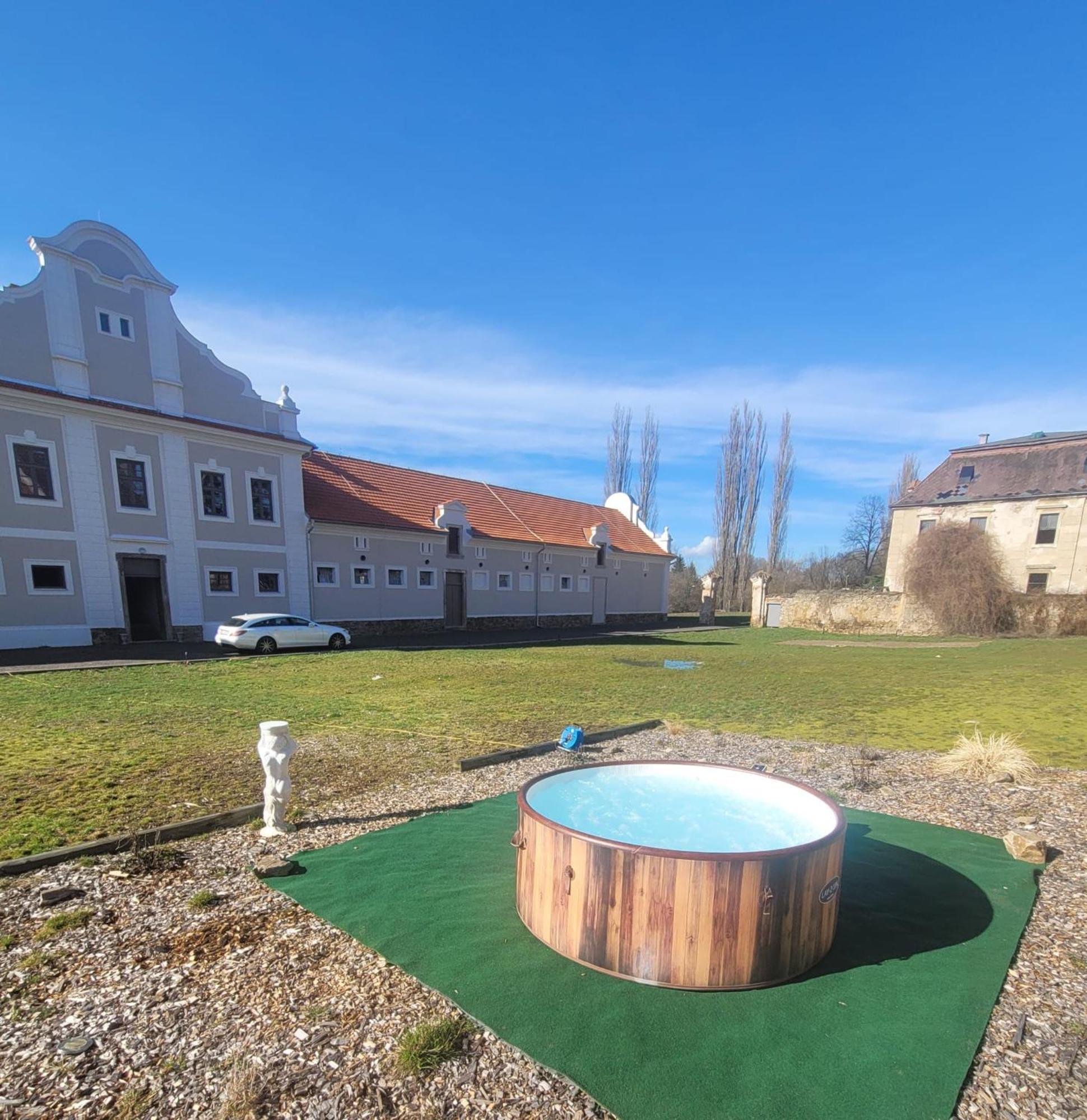 Chateau Moravany - Apartmany, Teepee A Wellness Ronov Nad Doubravou Exterior photo