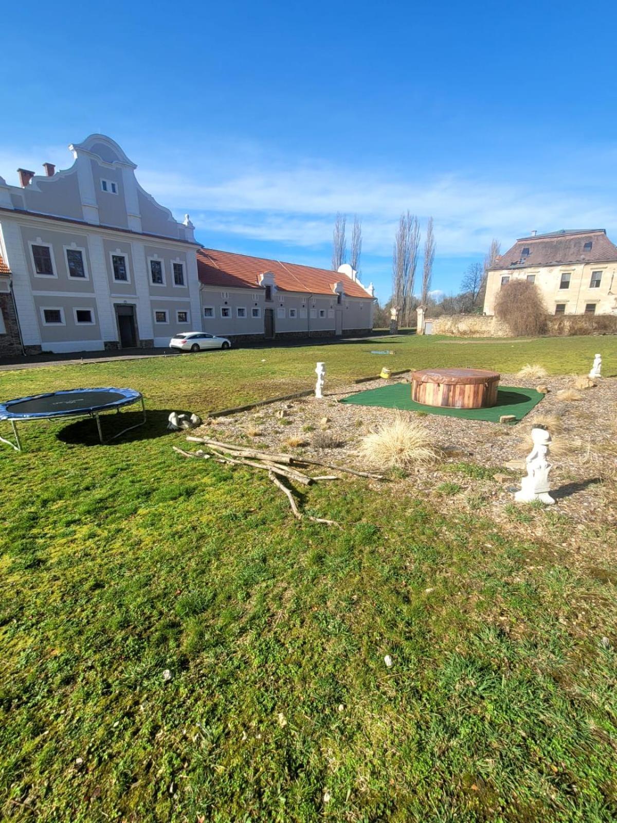 Chateau Moravany - Apartmany, Teepee A Wellness Ronov Nad Doubravou Exterior photo